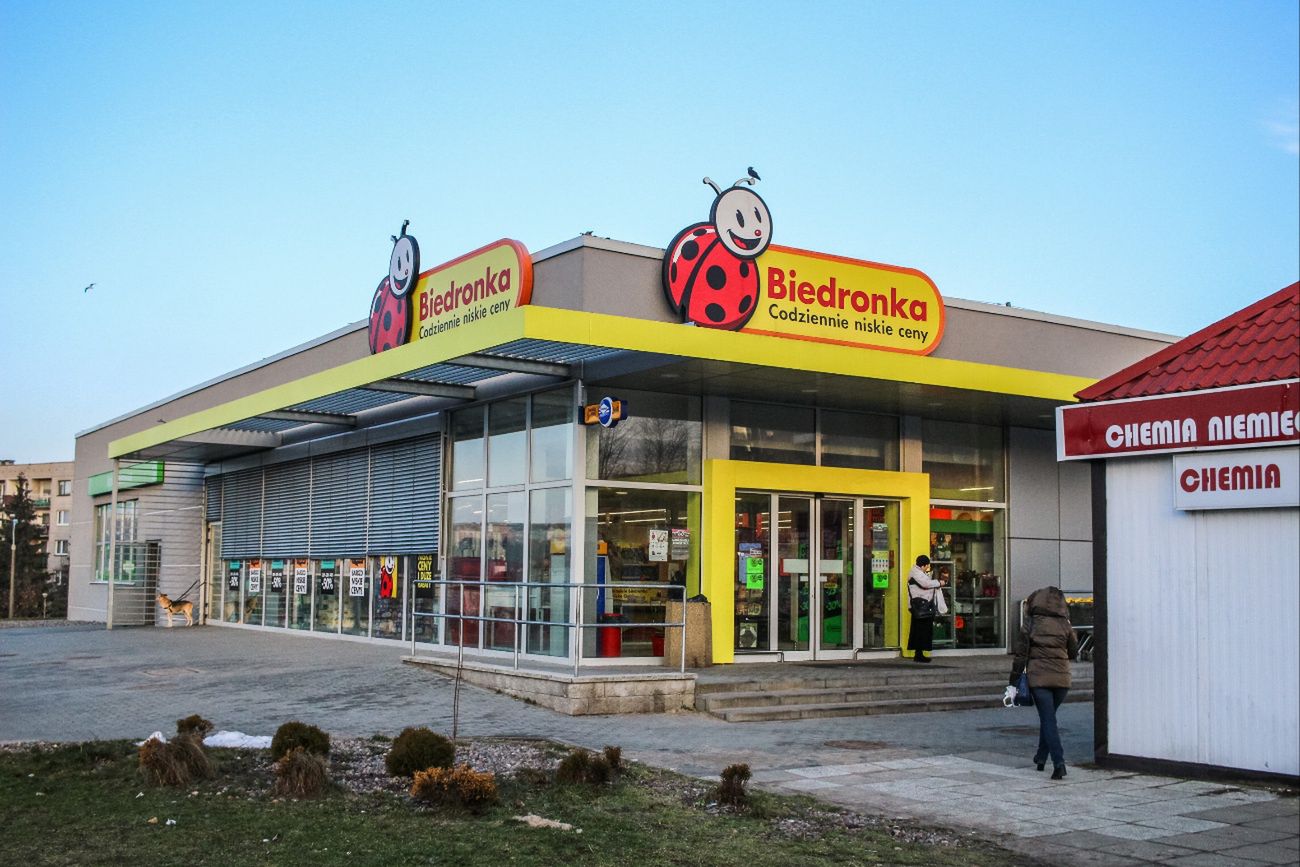 Żółte kartki na półkach w Biedronce. Co oznaczają dla klientów?
