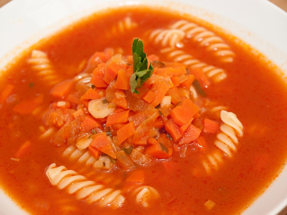 Nigdy nie robiłeś tak pomidorówki? Wypróbuj sposób, a raz na zawsze zapomnisz o koncentracie