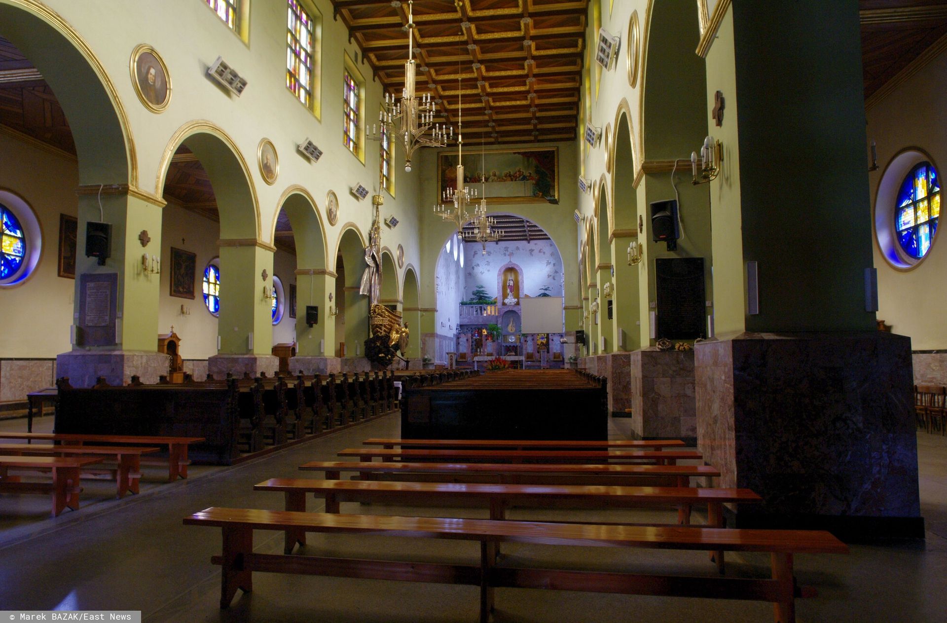 Parafia zbiera 200 tys. zł na drzwi z brązu. W sieci burza