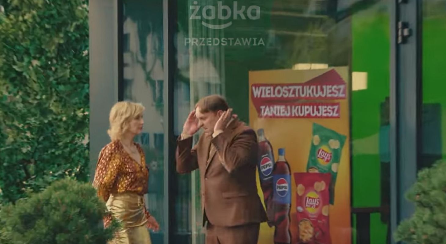 Bohaterowie komedii "Teściowie" reklamują Żabkę
