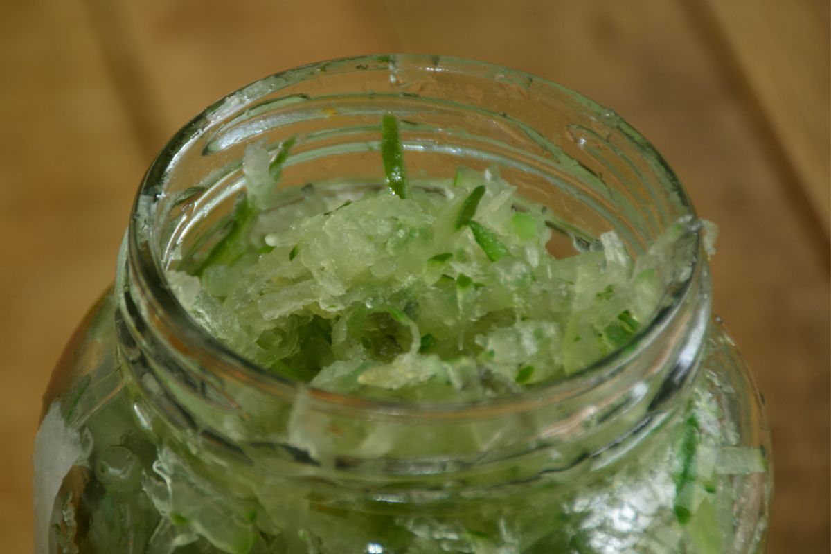 Weź tarkę, 3 kilo ogórków i 3 łyżki soli. Zimą sobie podziękujesz