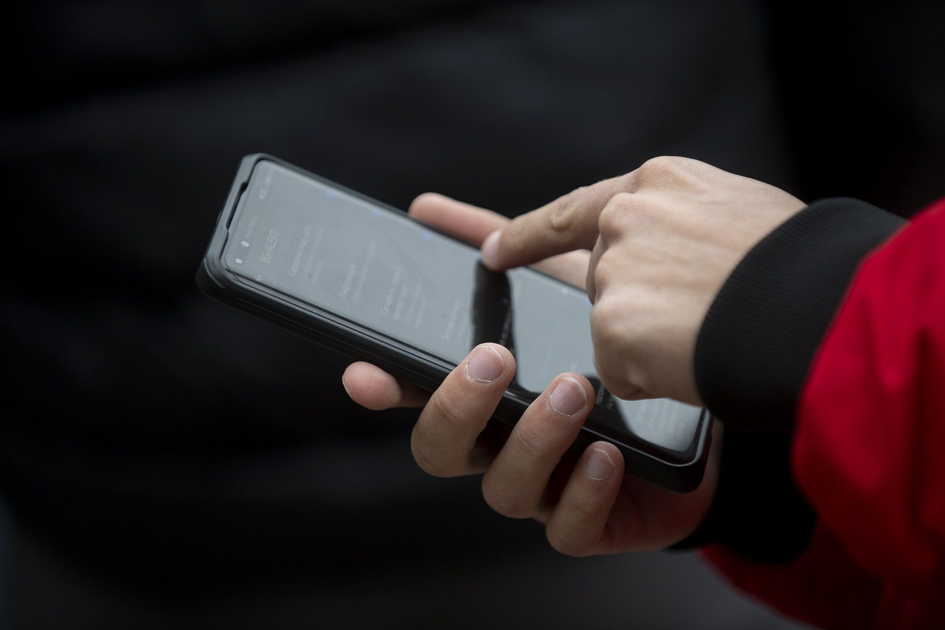 Wypłata pensji na telefon. Fiasko rządowego eksperymentu za granicą