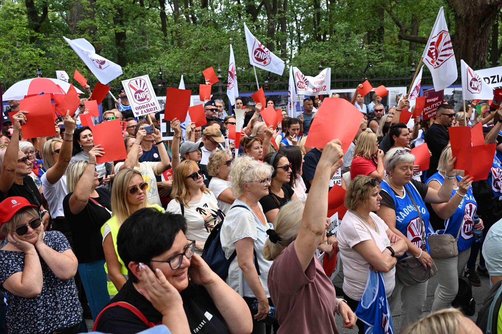 Nauczyciele uderzają w premiera. Tłum pokazał czerwone kartki