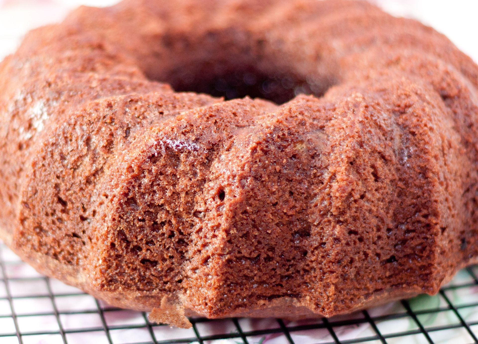 Do czekoladowej babki dodaję ten składnik. Pozostaje miękka i wilgotna na dłużej