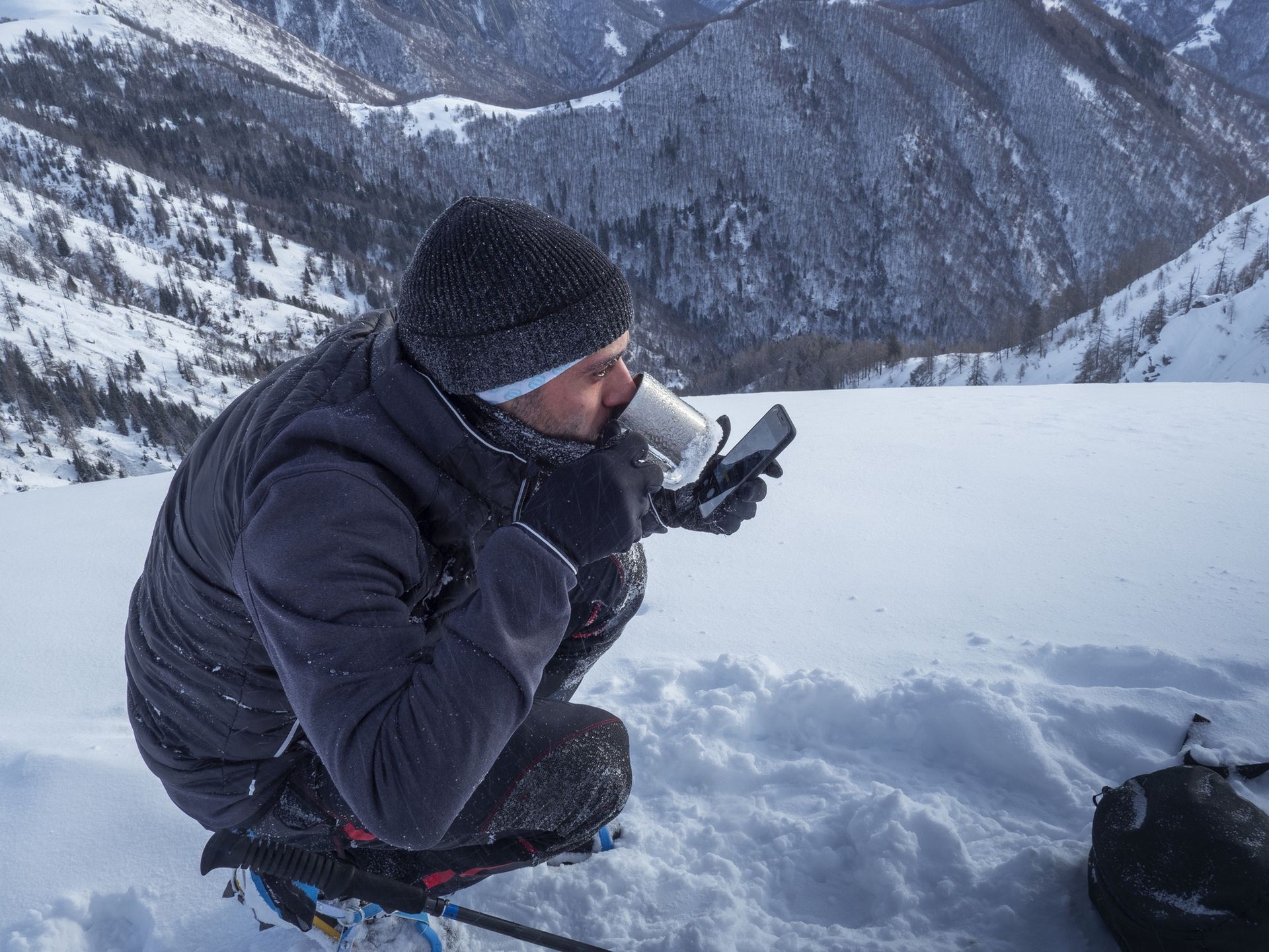 Lekarze stanowczo odradzają. Pod żadnym pozorem nie pij w mrozy