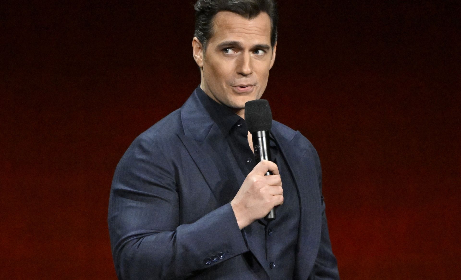 Do baru wszedł Superman, Wiedźmin i Nieśmiertelny. Barman spytał: Co podać, panie Cavill?