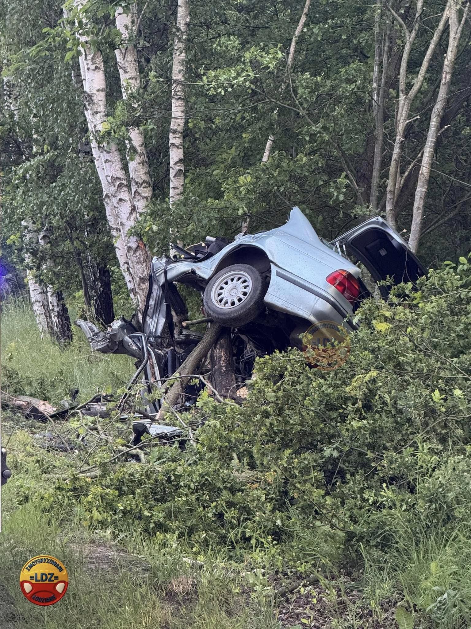 Autem wjechał w drzewo. Kompletnie zmiażdżony samochód