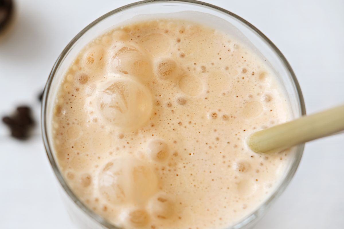 Blenduję z kawą i piję przed śniadaniem. Daje kopa energii i rozkręca leniwe jelita