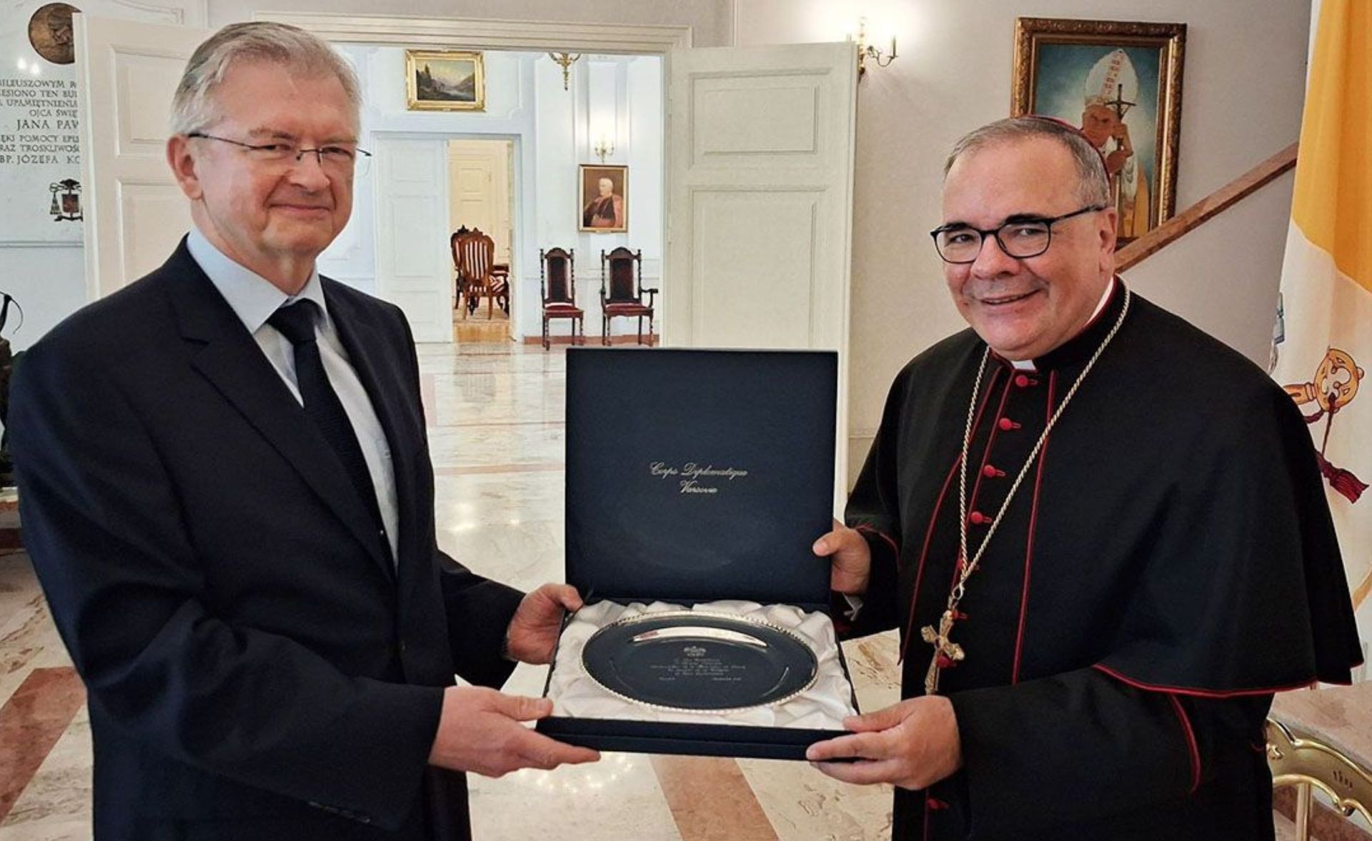 Ambasador Rosji opuszcza Polskę, Watykan daje mu prezent. Co o tym myśleć? [OPINIA]