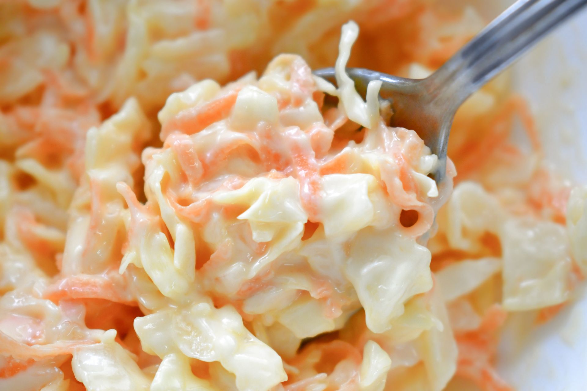 To mój ulubiony przepis na coleslawa. Jest delikatny i bardzo kremowy