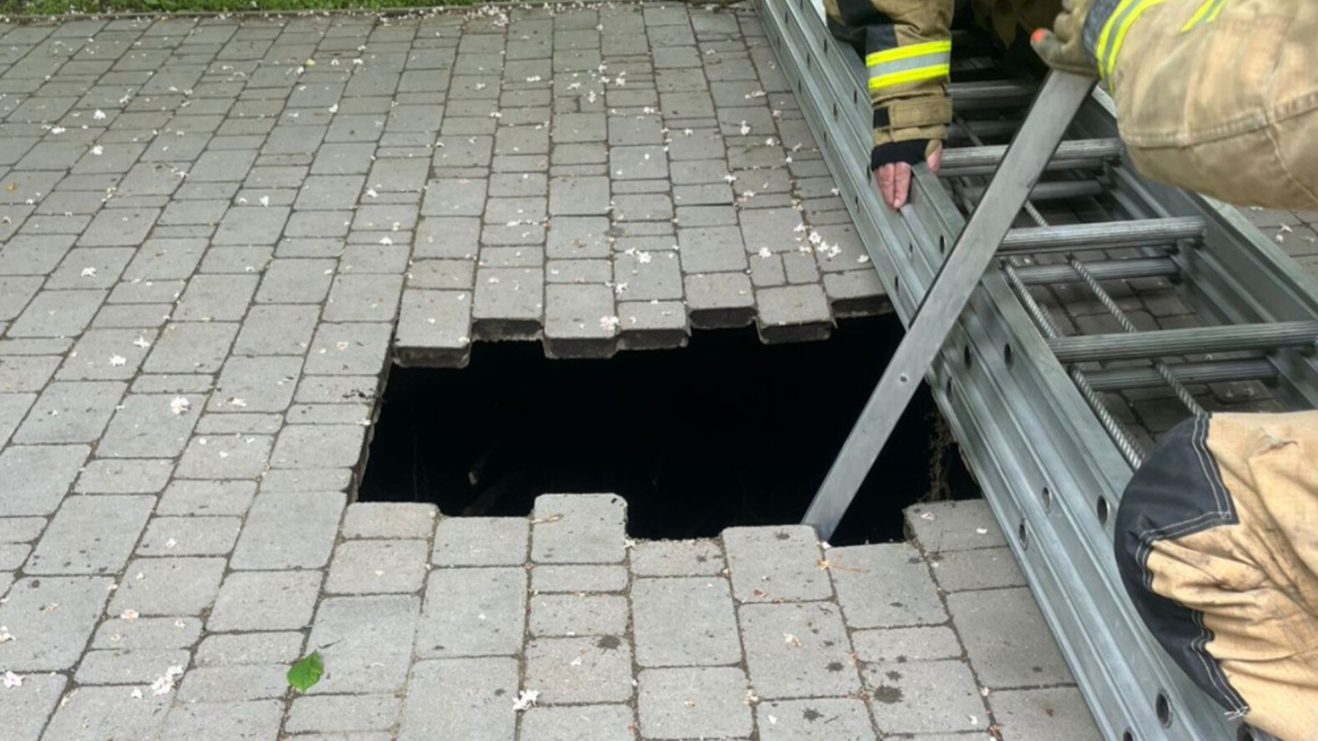 Nagle zapadł się chodnik. Czterolatka w pułapce w Odessie