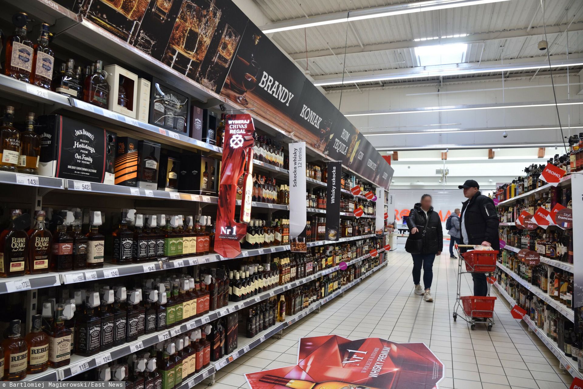 Czy Polacy popierają nocną prohibicję? Wyniki sondażu jasno pokazują