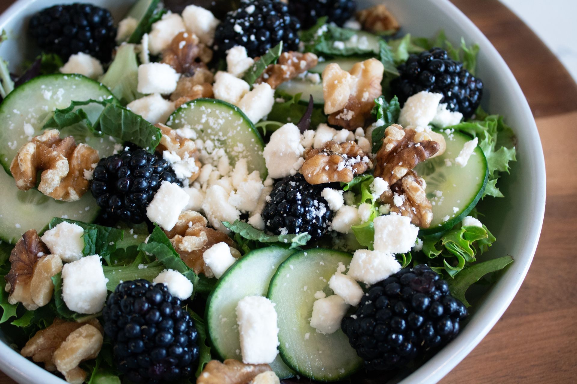 Zbieram po drodze nad jezioro. Robię sałatkę pełną antyoksydantów