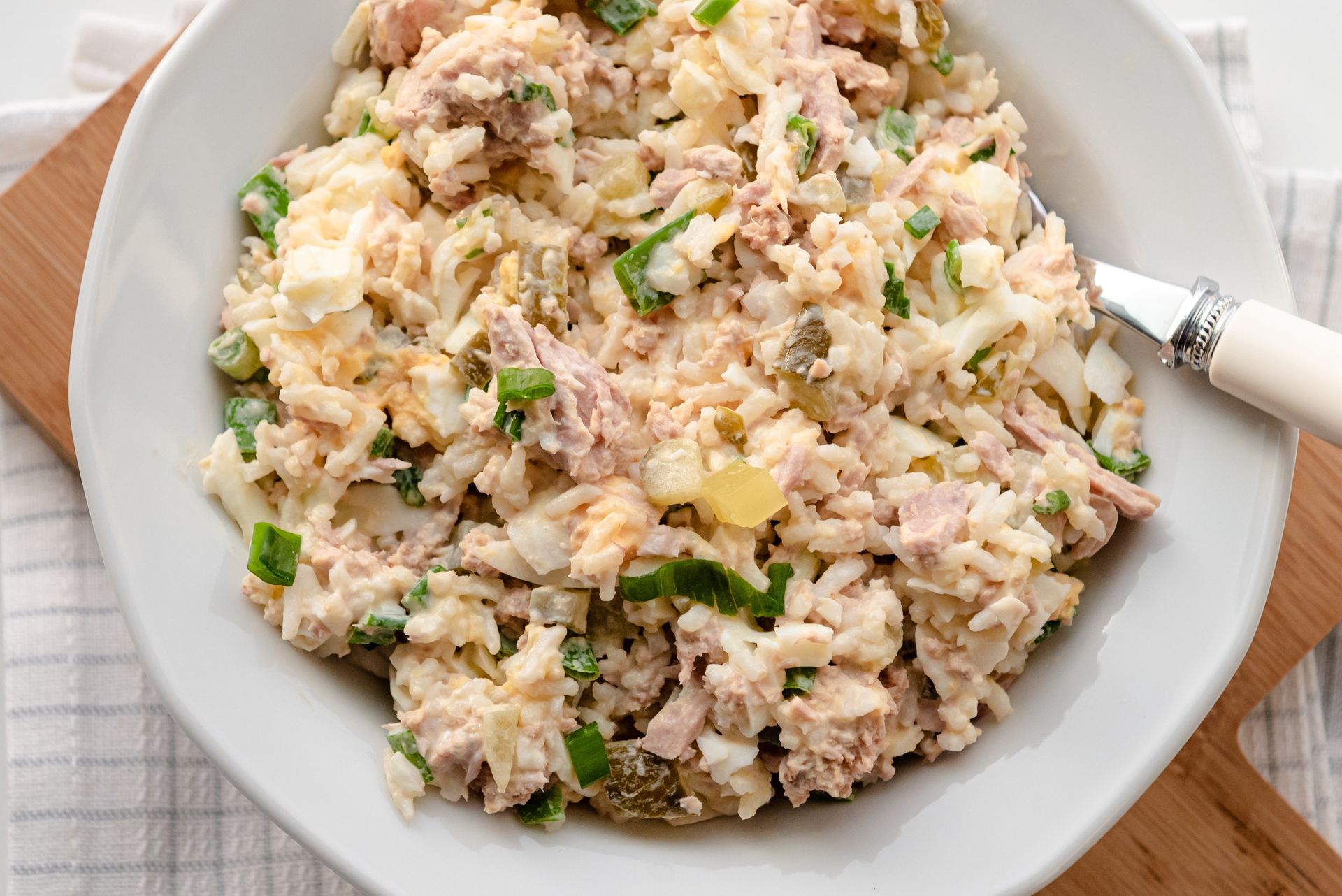 Ciocia podała na imieniny. Sałatka ryżowa z tuńczykiem w nowej wersji