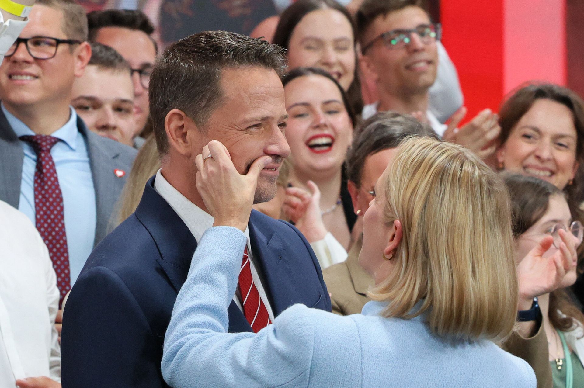 "Bezsenna noc". Emocjonalny roller coaster, kulisy sztabu Rafała Trzaskowskiego