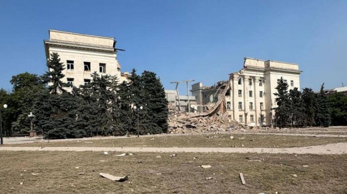 Rosjanie uderzyli w Chersoniu. Zniszczony budynek lokalnych władz