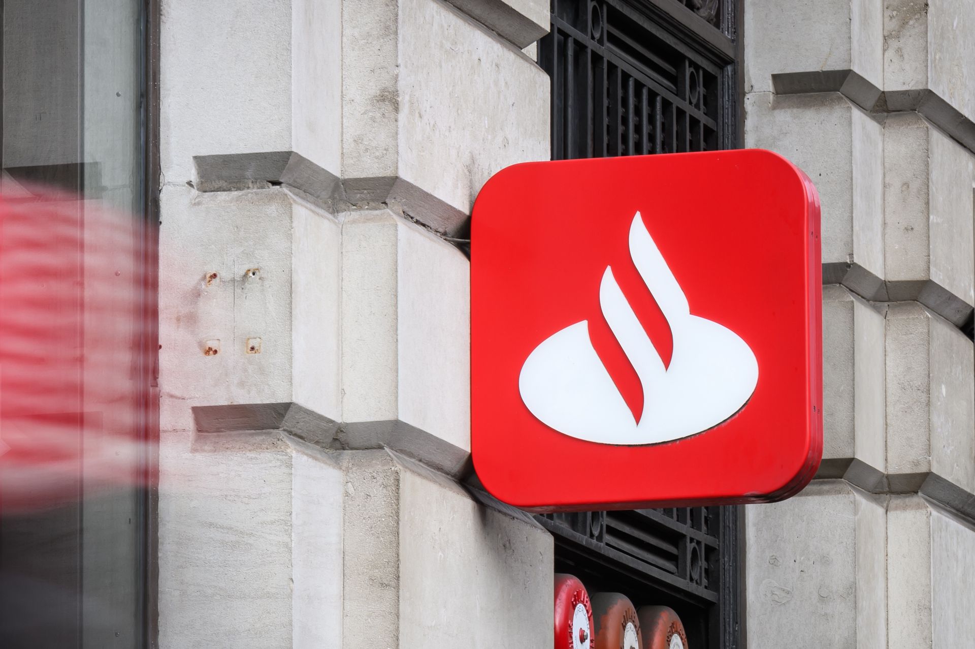 Uwaga na fałszywe maile. Santander ostrzega przed falą oszustw