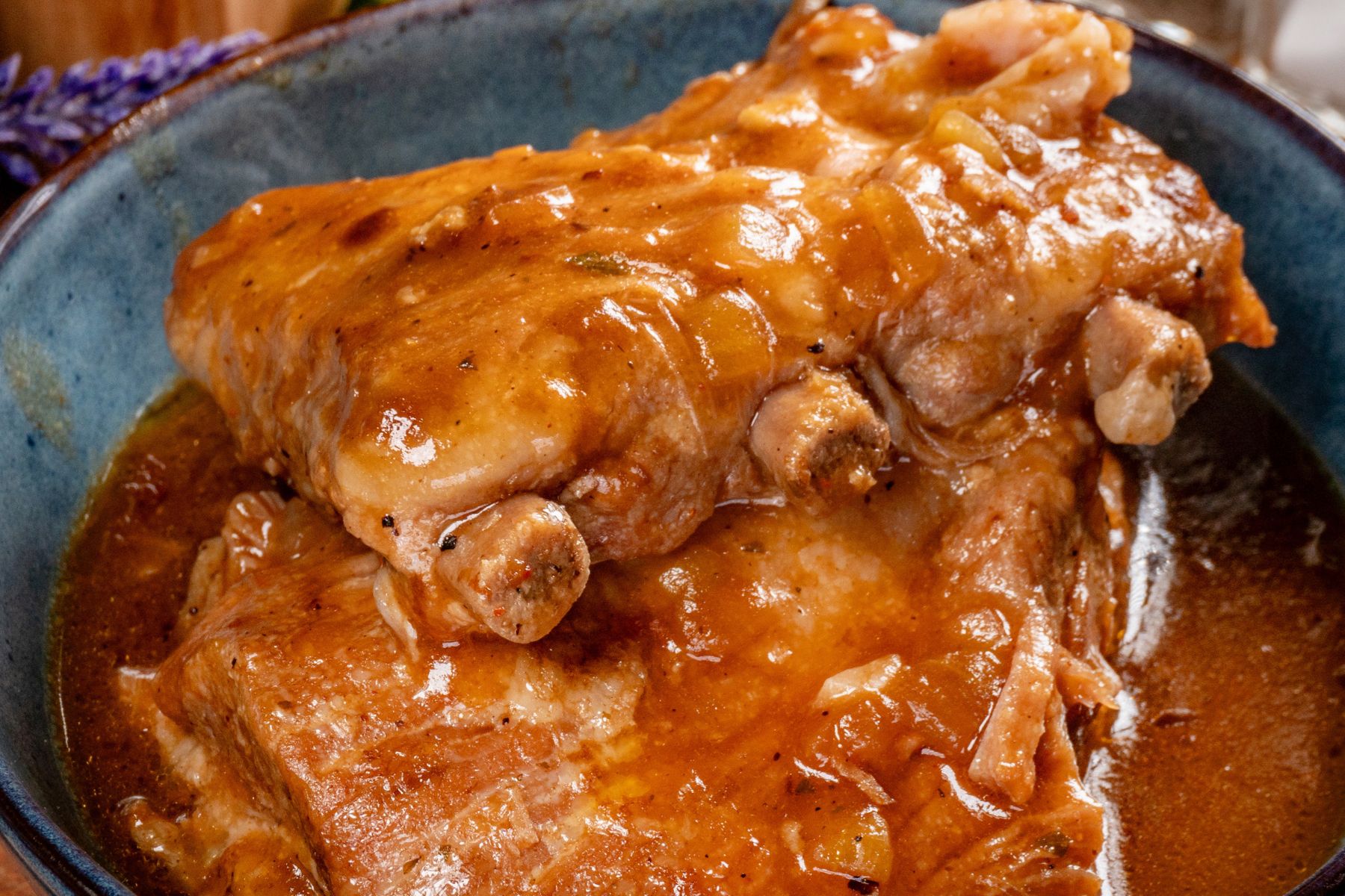 Żeberka pieczone w słodkiej glazurze. Obłędne połączenie smaków, a delikatne mięso rozpływa się w ustach