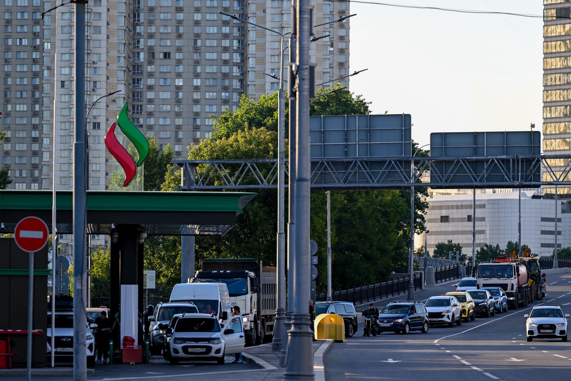 Kolejki w Rosji. Czekają, by przerobić auta na LPG