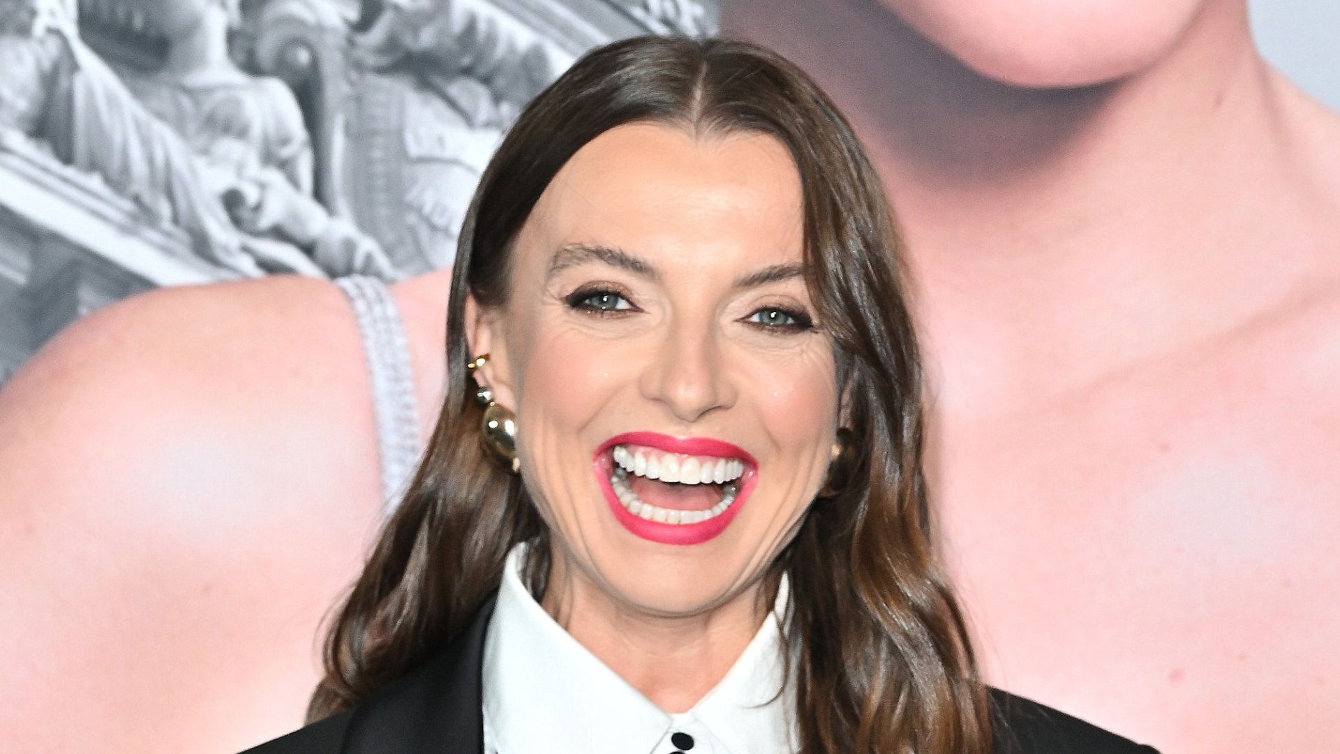 Katarzyna Sokołowska w naturalnej odsłonie i TOPLESS pozdrawia z okładki. Skryła się wyłącznie za dorodnym kwiatem