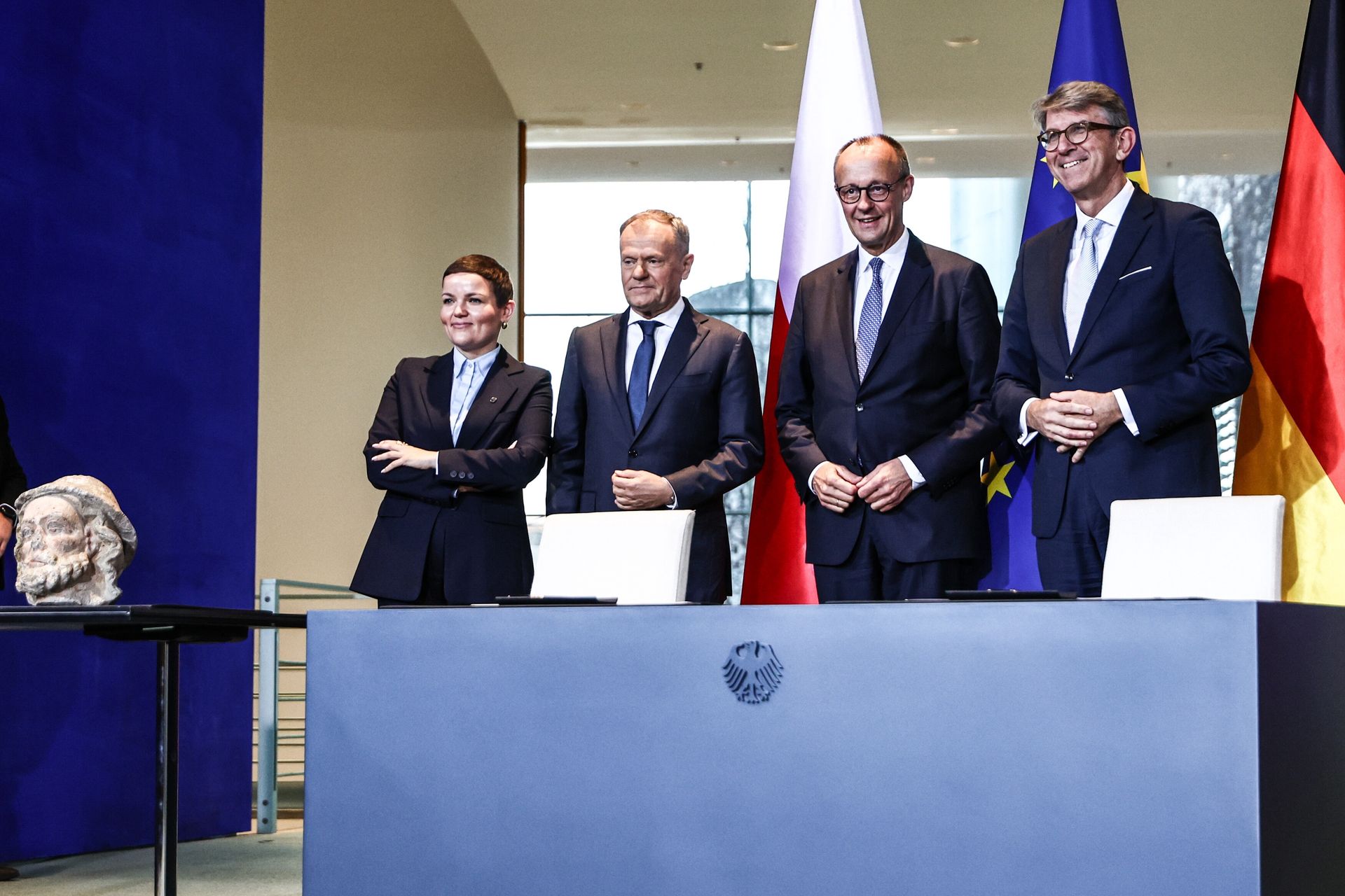 "To mnie zasmuca". Zapytali Merza o sondaż wśród Polaków