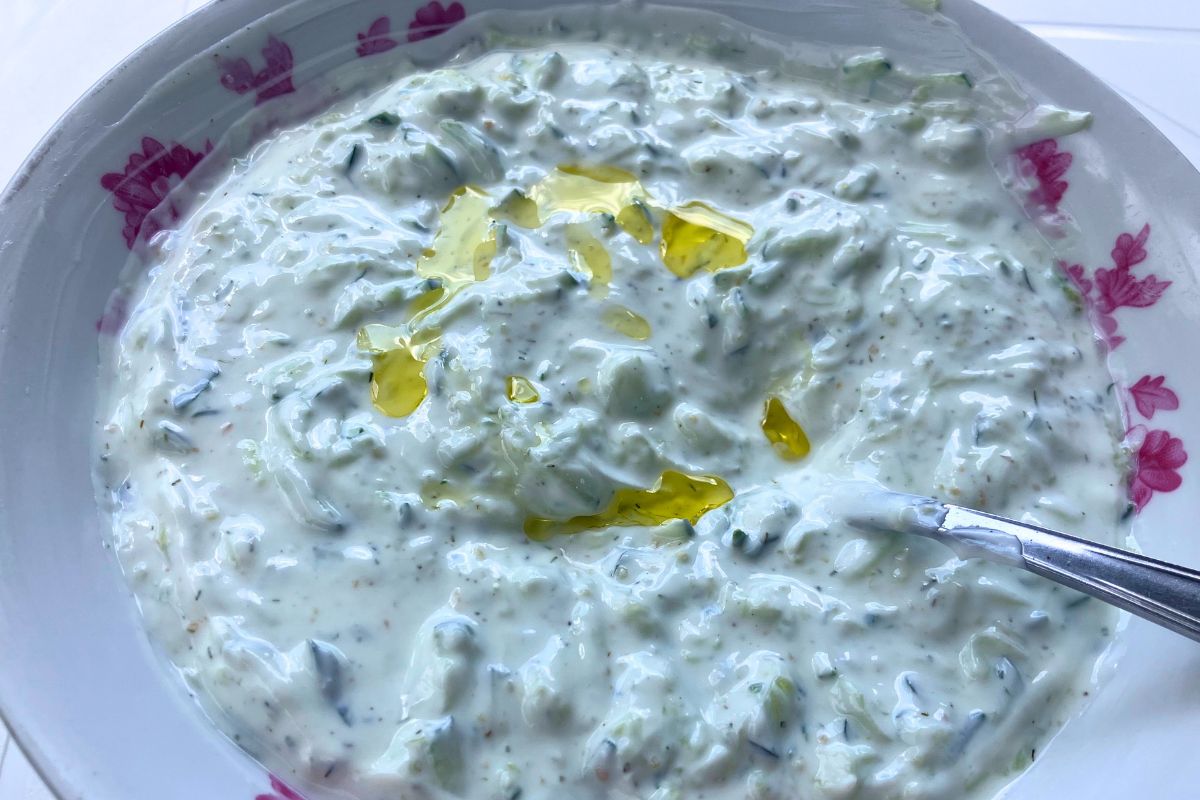 Polacy zapominają o jednym ze składników. Z tym dodatkiem tzatziki smakuje o niebo lepiej