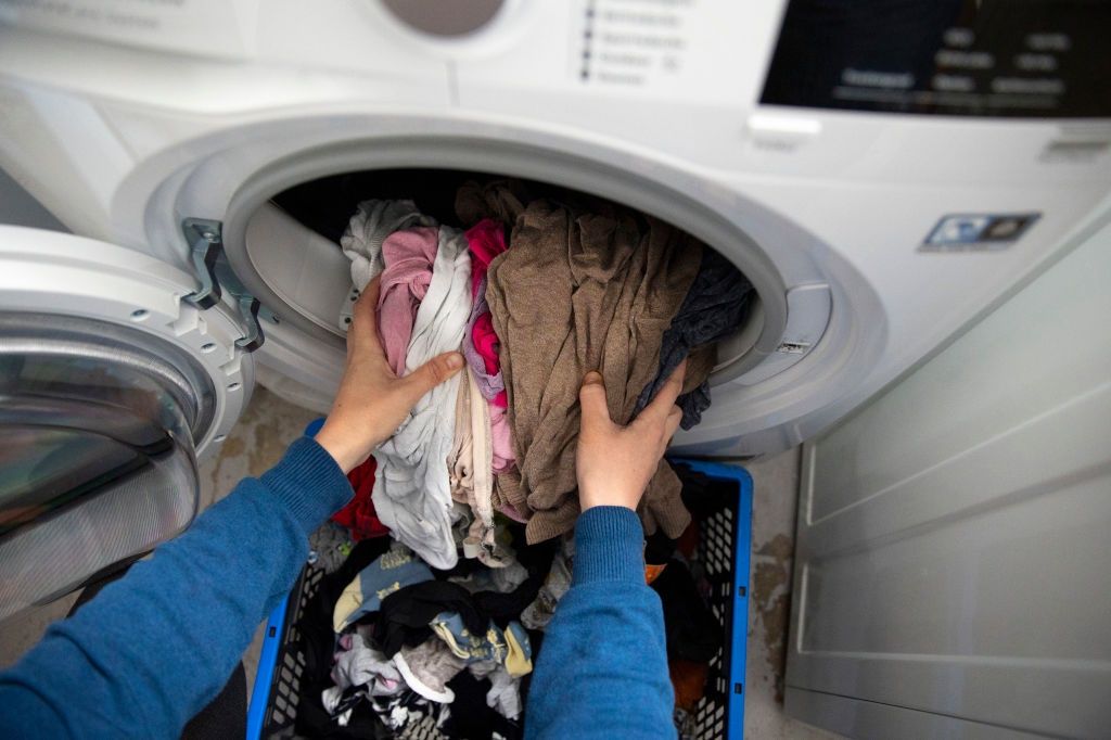 Pierzesz te plamy w gorącej wodzie? To duży błąd