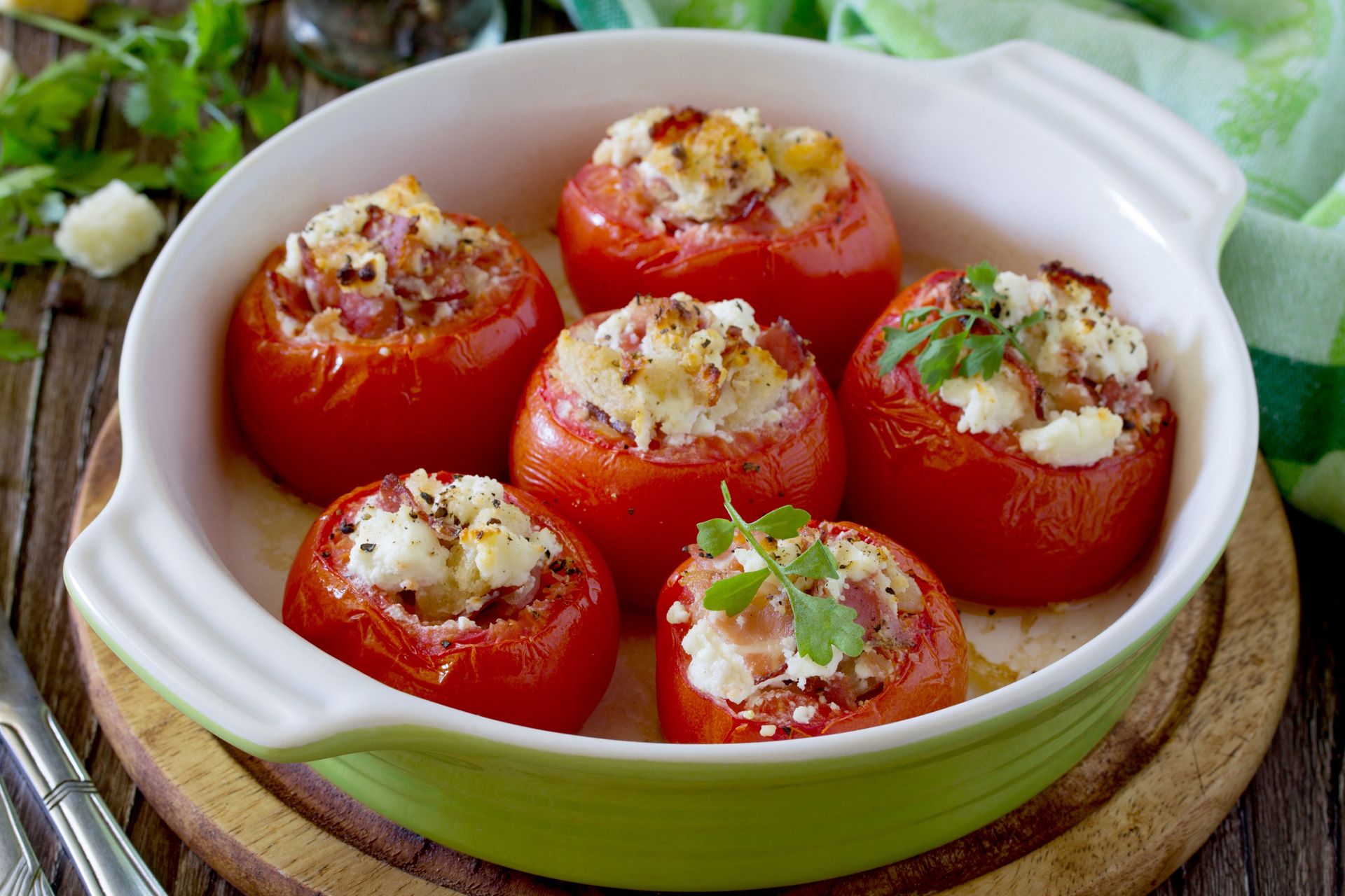 Pomidory faszeruję i wrzucam do piekarnika. Wychodzi pyszna przekąska na każdą imprezę