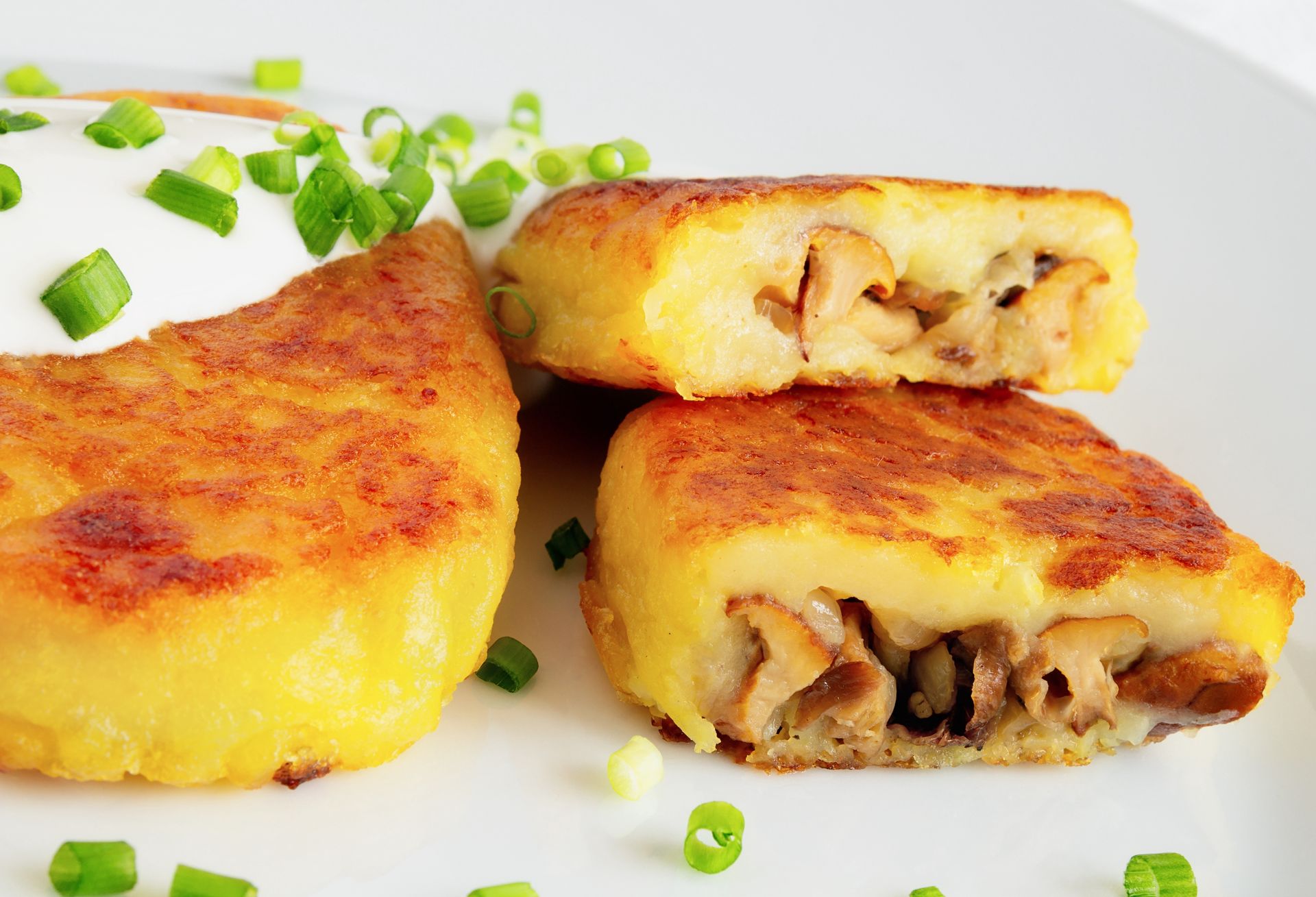 Zamiast zwykłych placków przygotowuję pieczarkowce. Znikają szybciej niż kotlety