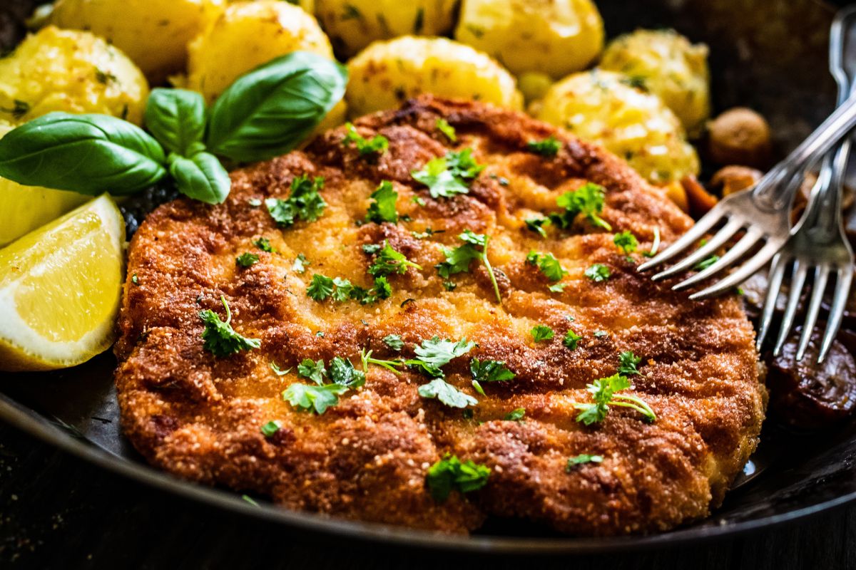 Nacieram nim jedną stronę kotletów, panieruję i smażę. To najlepsze schabowe pod słońcem