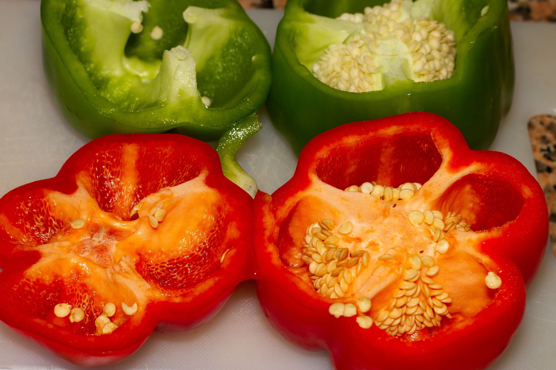 Tak gwałtownie usuniesz nasiona z papryki. najważniejsze jest odpowiednie nacięcie