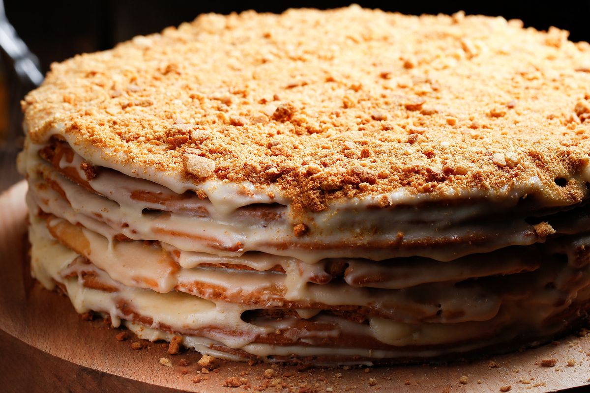 Ekspresowa Marlenka, którą zrobisz bez włączania piekarnika. Każdy kęs dosłownie rozpływa się w ustach