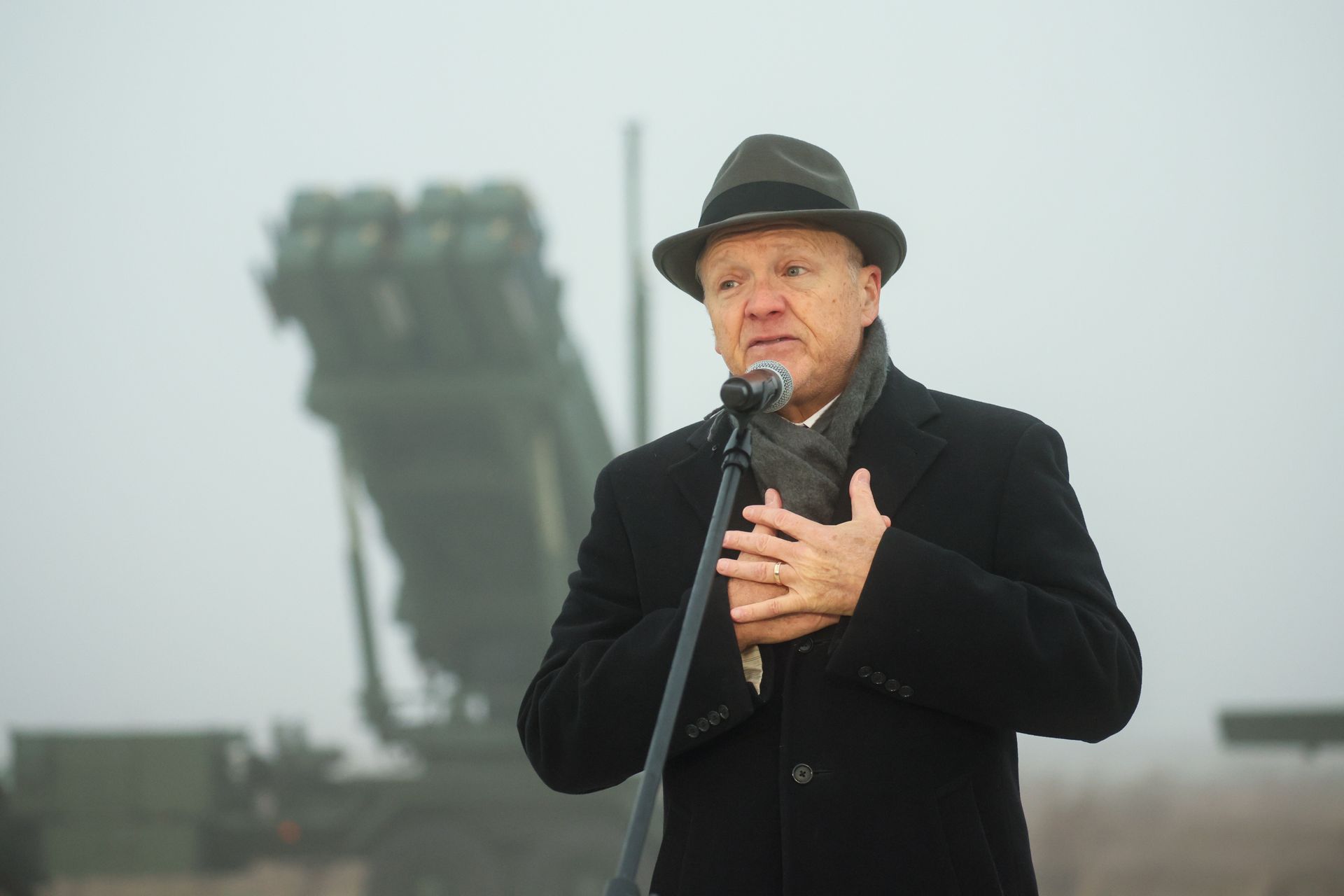 "Czy powinniśmy zabrać żołnierzy?". Ambasador USA usuwa wpis