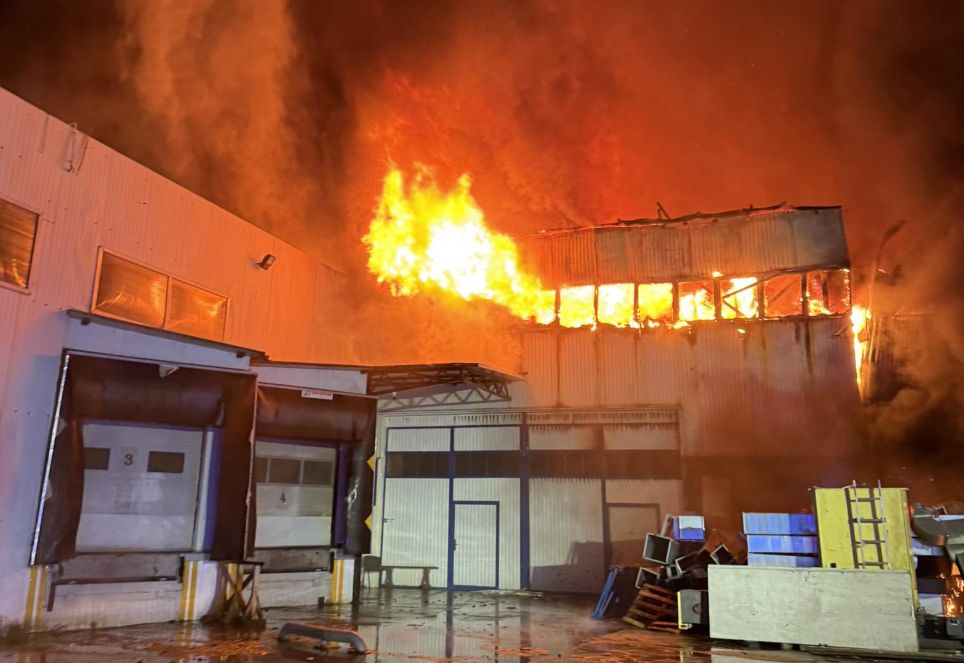 Pożar hali pod Warszawą. Toksyczne opary i wybuchy