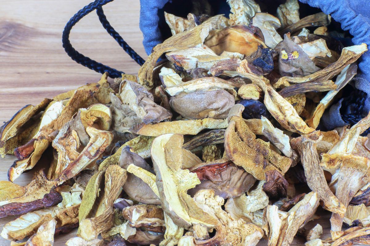 Tak gwałtownie usuniesz piasek z suszonych grzybów. Przyda się ta przyprawa