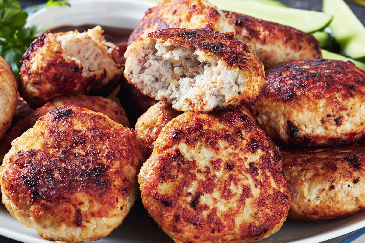 Zawsze trzymaj się tych proporcji przy mielonych. Wyjdą idealnie pulchne, soczyste i nie będą pękać przy smażeniu