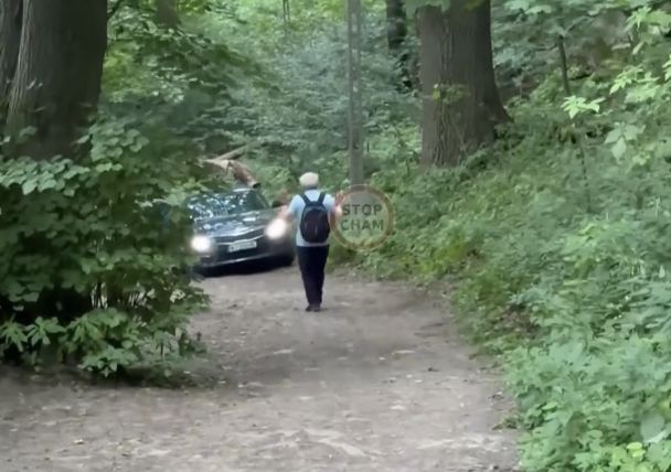 Incydent u stóp zamku Grodno. Kierowca władował się na alejkę dla pieszych
