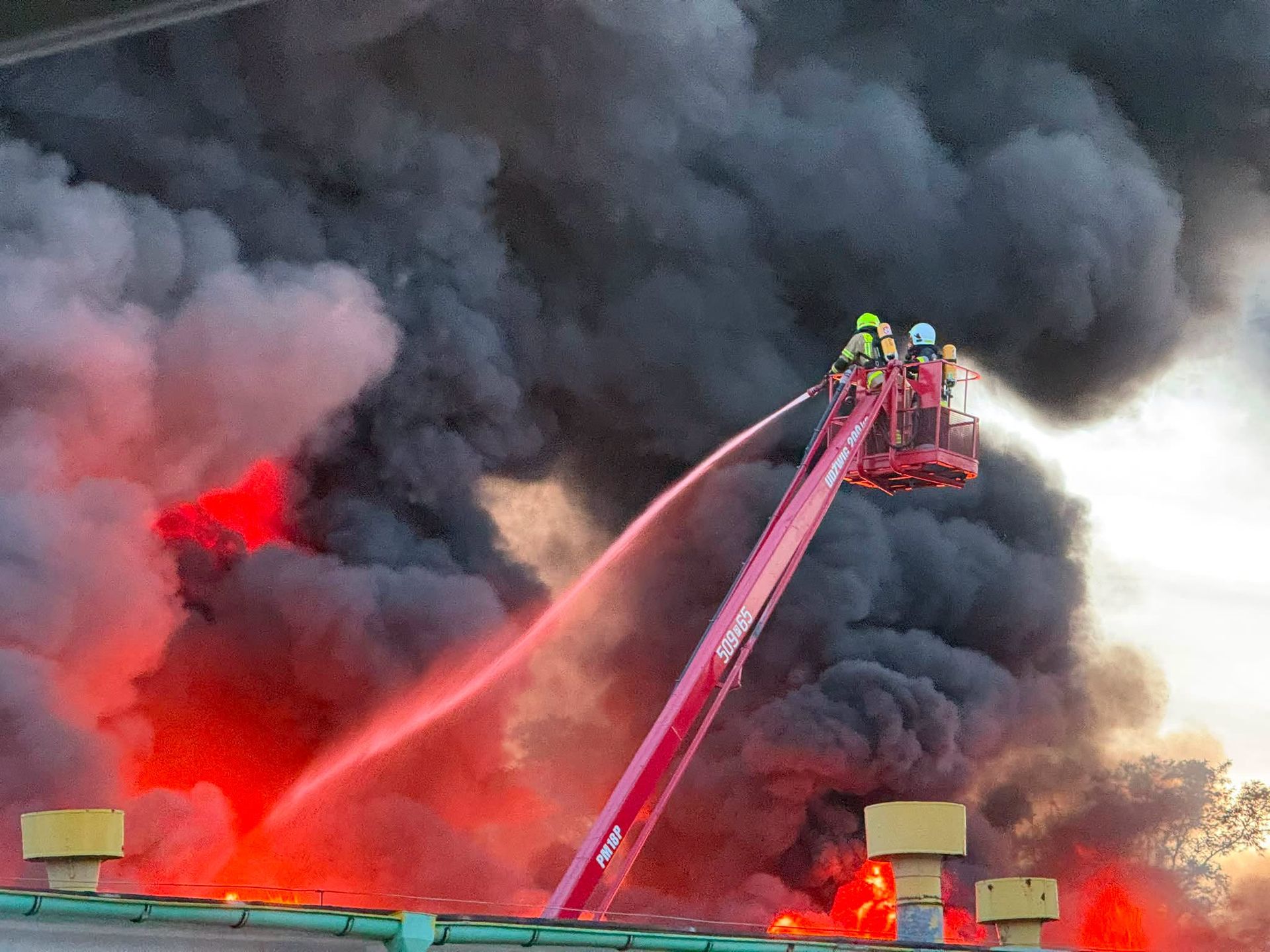 Pożar hali produkcyjnej w Wielkopolsce. Mieszkańcy dostali alert RCB