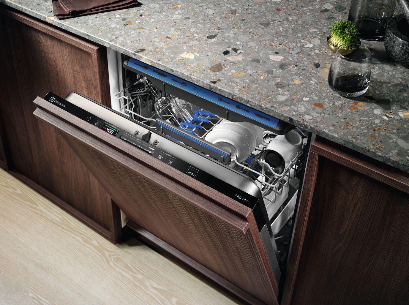 Masz dość niedomytych naczyń? Zmywaj choćby do 3× skuteczniej ze zmywarką Electrolux z ramieniem SatelliteClean®