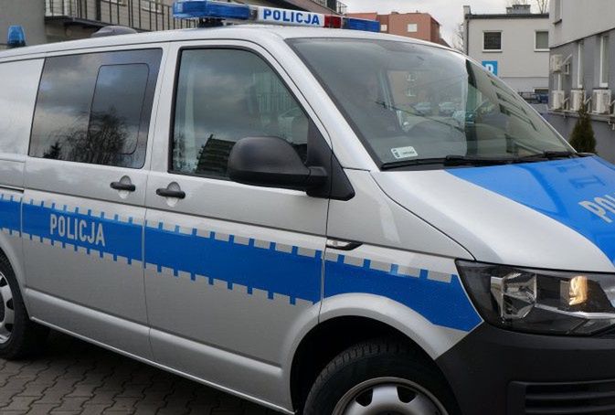 Pijani policjanci na służbie. Alkohol i kobiety w radiowozie