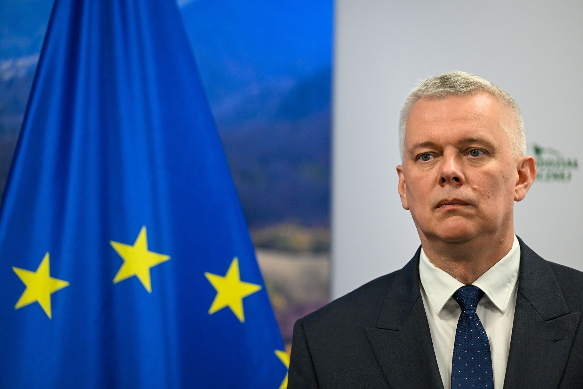 Sprawa poświadczenia certyfikatu dla Nawrockiego. Kto za to odpowiada?