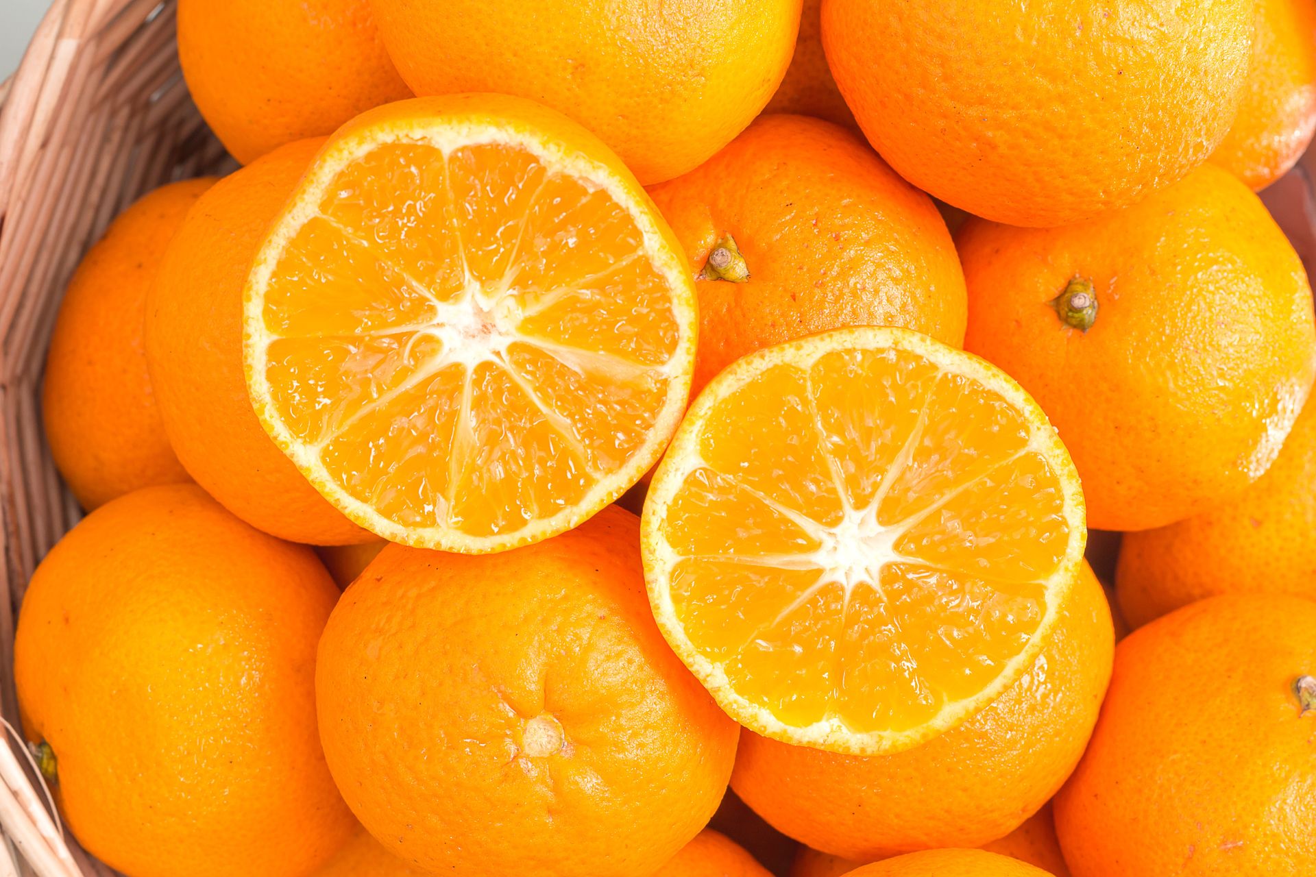 Zimą Polacy jedzą te owoce na kilogramy. Takie są skutki dla organizmu