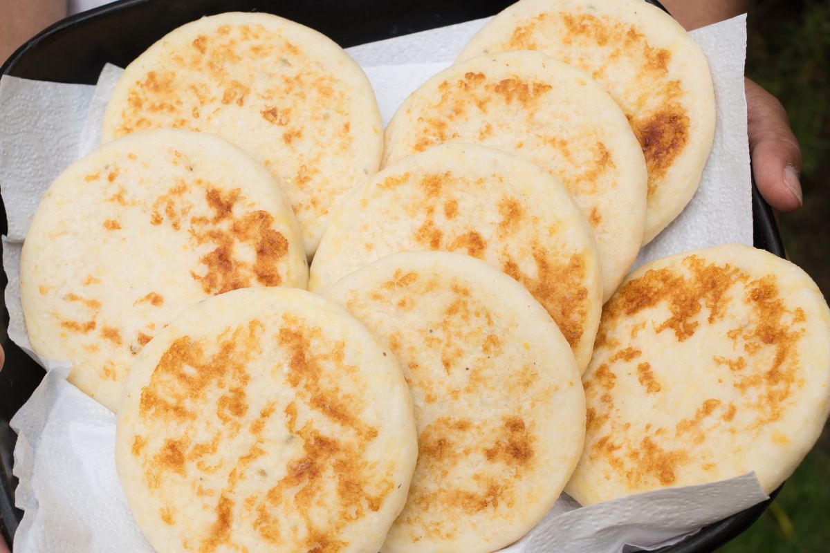 Na śniadanie robię kolumbijskie placki. W brzuchu długo nie zaburczy