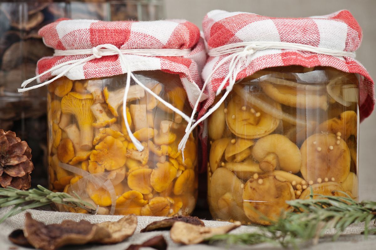 Mama dodaje do zalewy. Jej grzybki zawsze zbierają lawinę komplementów