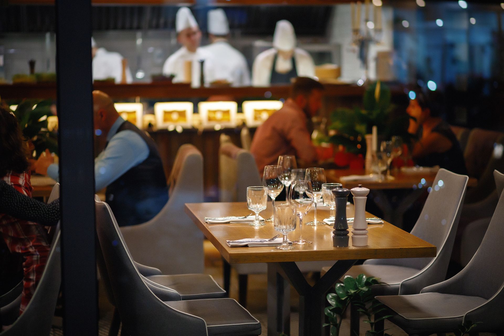 Dlaczego w jednej restauracji goście siedzą dłużej? Badanie wskazuje na zaskakujący czynnik