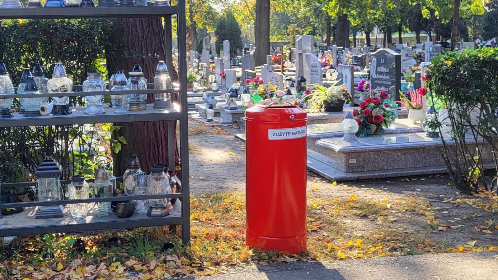 Nowy kolor koszy na cmentarzach. Nie wrzucaj tam zwykłych śmieci, kara 5 tys. zł
