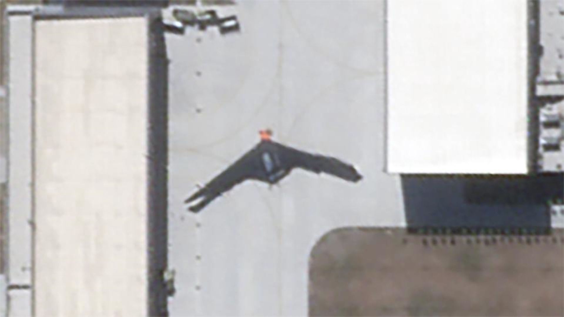 Tajemniczy kształt w chińskiej bazie. Maszyna "może zmienić układ sił" w regionie