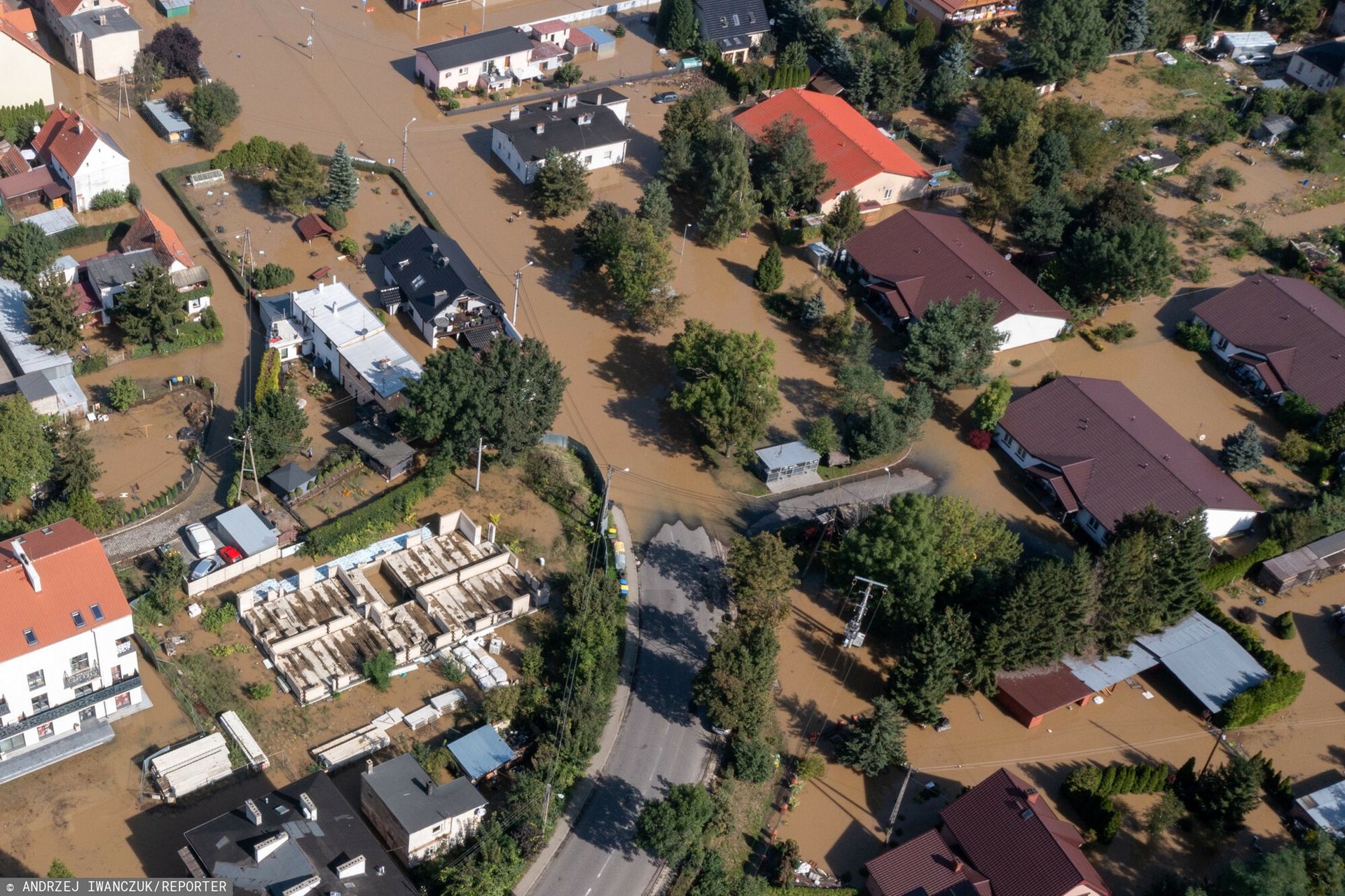 Korzystają na powodzi. Kradziony samochód, obrabowana stacja paliw