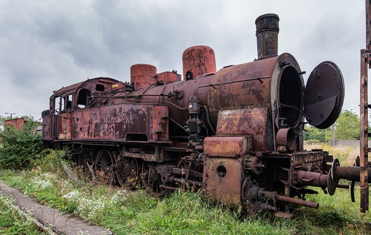 Wraki sowieckich pociągów. Niszczeją na polskim cmentarzysku