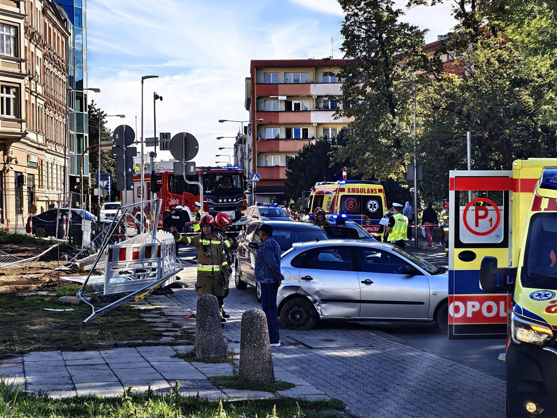 Wypadek w Opolu. Seat wjechał na chodnik, ranna 17-latka